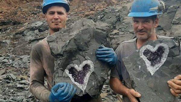 Wow! Penambang Uruguay Temukan Batuan Kristal Bentuk Hati