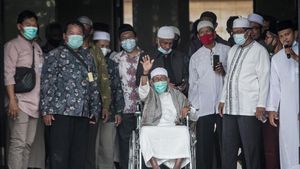 Momen Lambaian Tangan Abu Bakar Baasyir di Ngruki
