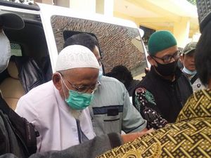 Abu Bakar Baasyir Tiba di Ponpes Ngruki Abu Bakar Baasyir Tiba di Ponpes Ngruki