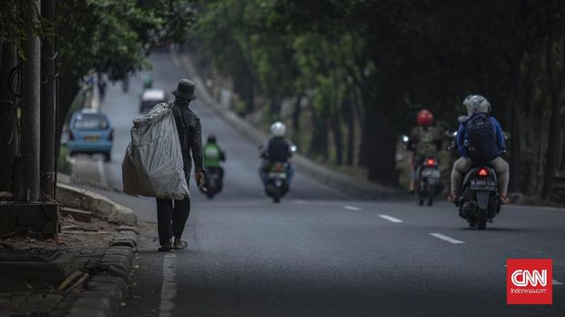Penyandang Masalah Kesejahteraan Sosial (PMKS) beraktivitas di kawasan Tanjung Barat, Jakarta, Jumat, 8 Januari 2021. CNN Indonesia/Bisma Septalisma