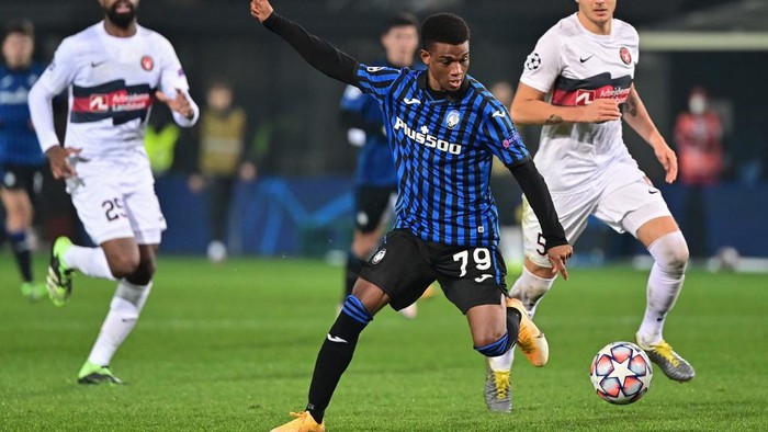 Atalantas Ivorian forward Amad Diallo controls the ball ahead of Midtjyllands Danish defender Daniel Hoegh (R) during the UEFA Champions League Group D football match Atalanta vs Midtjylland on December 1, 2020 at the Azzurri dItalia stadium in Bergamo, Lombardy. (Photo by MIGUEL MEDINA / AFP)