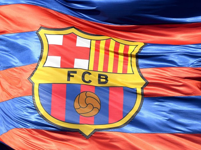 BARCELONA, SPAIN - APRIL 04:  The Barcelona logo is seen on a flag waving above the stadium prior to the UEFA Champions League Quarter Final Leg One match between FC Barcelona and AS Roma at Camp Nou on April 4, 2018 in Barcelona, Spain.  (Photo by Mike Hewitt/Getty Images)