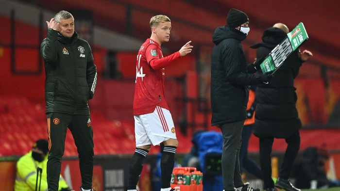MANCHESTER, ENGLAND - JANUARY 06: Donny van de Beek of Manchester United is substituted on the pitch for Fred of Manchester United during the Carabao Cup Semi Final match between Manchester United and Manchester City at Old Trafford on January 06, 2021 in Manchester, England. The match will be played without fans, behind closed doors as a Covid-19 precaution. (Photo by Shaun Botterill/Getty Images)