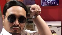 Gaya Gilang Dirga Saat Masak hingga Tiru Salt Bae