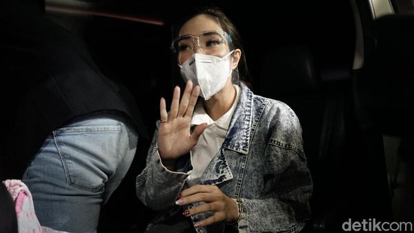 Penampakan Gisel Usai Diperiksa Sebagai Tersangka