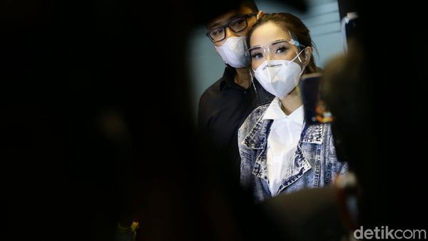 Gisel Diperiksa 10 Jam Usai Mangkir Dipanggilan Pertama