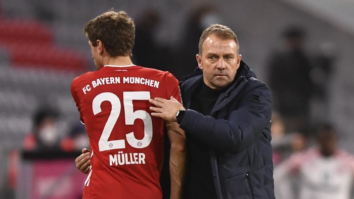 MUNICH, GERMANY - JANUARY 03: Hans-Dieter Flick, Manager of FC Bayern Muenchen and Thomas Muller of FC Bayern Muenchen embrace during the Bundesliga match between FC Bayern Muenchen and 1. FSV Mainz 05 at Allianz Arena on January 03, 2021 in Munich, Germany. Sporting stadiums around Germany remain under strict restrictions due to the Coronavirus Pandemic as Government social distancing laws prohibit fans inside venues resulting in games being played behind closed doors. (Photo by Lukas Barth-Tuttas - Pool/Getty Images)