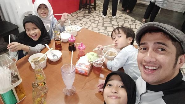 Kompaknya Irfan Hakim saat Makan Bareng Istri dan Anak-anaknya