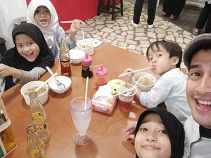 Kompaknya Irfan Hakim saat Makan Bareng Istri dan Anak-anaknya