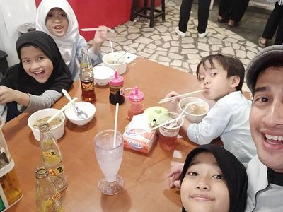 Kompaknya Irfan Hakim saat Makan Bareng Istri dan Anak-anaknya