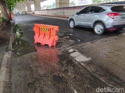 Jalan Rusak Seberang Metropolitan Mall Bekasi, Warga: Orang Jatuh Tiap Malam