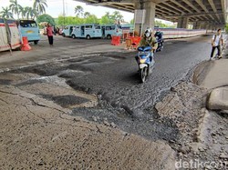 Hati-hati Melintas! Jl KH Noer Ali Seberang Metropolitan Mal Bekasi Rusak