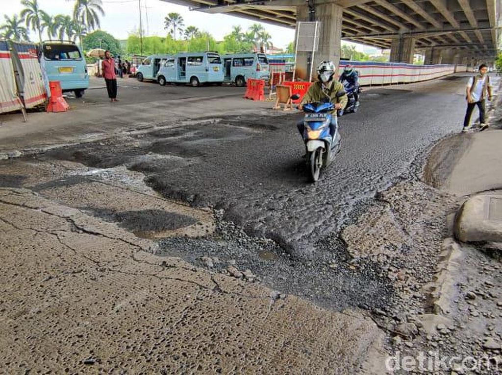 Hati-hati Melintas! Jl KH Noer Ali Seberang Metropolitan Mal Bekasi Rusak Hati-hati Melintas! Jl KH Noer Ali Seberang Metropolitan Mal Bekasi Rusak