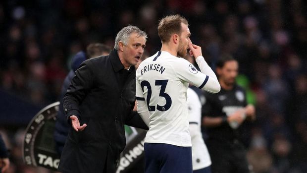 LONDON, ENGLAND - DECEMBER 26: Jose Mourinho manager of Tottenham Hotspur talks to Christian Eriksen of Tottenham Hotspur during the Premier League match between Tottenham Hotspur and Brighton & Hove Albion at Tottenham Hotspur Stadium on December 26, 2019 in London, United Kingdom. (Photo by Catherine Ivill/Getty Images)