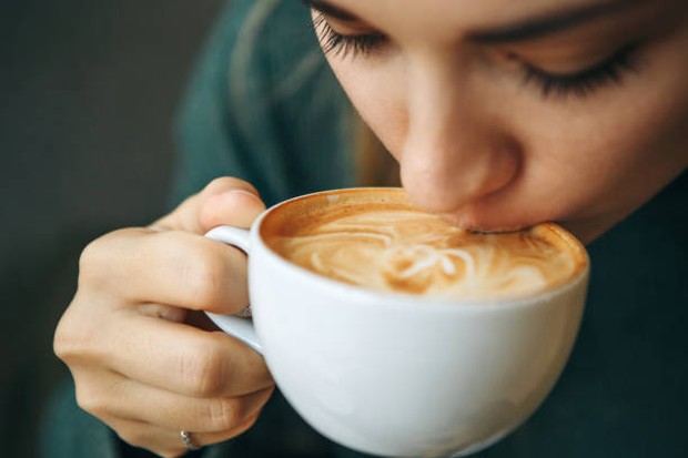 Kafein tidak hanya terdapat dalam kopi, tetapi juga teh dan cokelat / foto: istockphoto.com