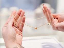 Tips Memilih Perhiasan yang Sesuai dengan Warna Kulit