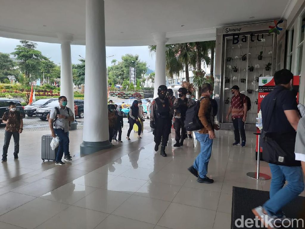 KPK Geledah Ruang Kerja Wali Kota Batu KPK Geledah Ruang Kerja Wali Kota Batu