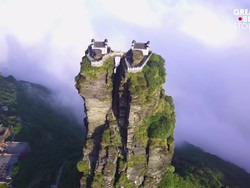 Sepasang Kuil di Atas Awan, Mencapainya Harus Naik 8.000 Anak Tangga