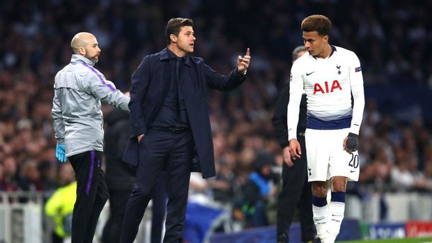 LONDON, ENGLAND - APRIL 30:  Mauricio Pochettino, Manager of Tottenham Hotspur gives intructions to Dele Alli during the UEFA Champions League Semi Final first leg match between Tottenham Hotspur and Ajax at at the Tottenham Hotspur Stadium on April 30, 2019 in London, England. (Photo by Julian Finney/Getty Images)