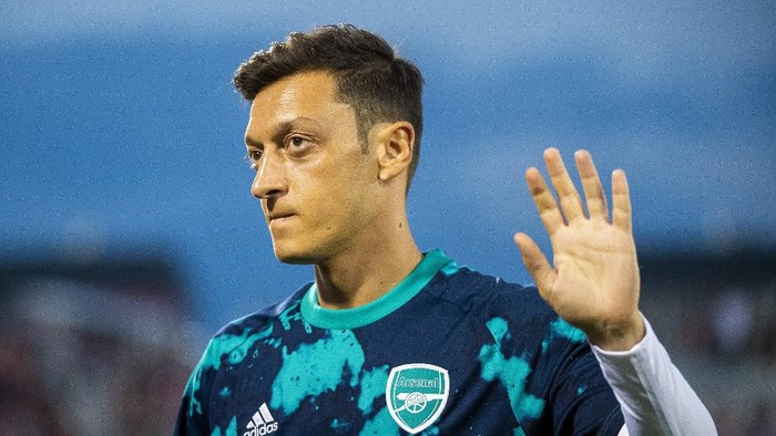 COMMERCE CITY, CO - JULY 15: Mesut Oezil #10 of Arsenal waves to fans during the second half against the Colorado Rapids at Dicks Sporting Goods Park on July 15, 2019 in Commerce City, Colorado.   Timothy Nwachukwu/Getty Images/AFP