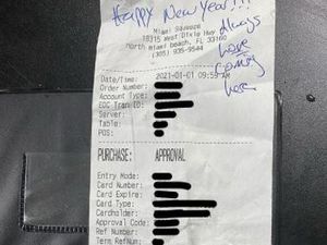 Rezeki Nomplok! Para Pelayan Restoran Ini Dapat Tip Rp 28 Juta