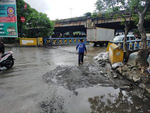 Atasi Banjir Jl Martadinata Ancol, Dinas SDA Tahan Air Pakai Karung Pasir