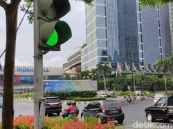 Dua Lampu Hijau Perempatan PIM Nyala Bareng, Pengguna Jalan Minta Solusi