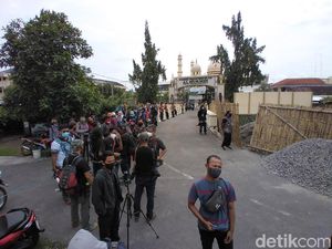 Jelang Kedatangan Abu Bakar Baasyir, Pintu Utara Ponpes Ngruki Disterilkan Jelang Kedatangan Abu Bakar Baasyir, Pintu Utara Ponpes Ngruki Disterilkan