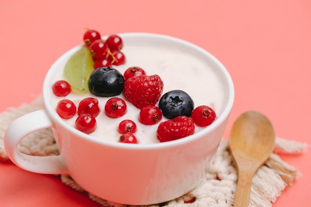 Plain Yogurt/ Foto: Pexels.com/Any Lane Cobalah campur plain yogurt bersama buah-buahan segar untuk camilan