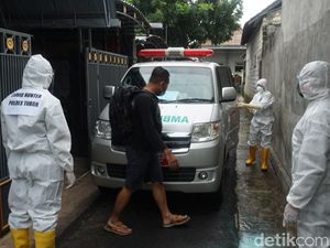 Tim COVID Hunter Evakuasi Warga Positif dari Rumah ke Lokasi Isolasi