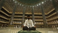 Benarkah Melintas di Depan Orang Sholat Hukumnya Haram? Ini Penjelasannya