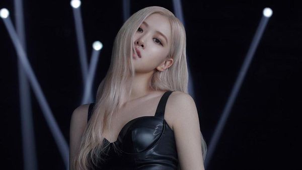 Gaya Seksi Rose BLACKPINK Jadi Duta Global YSL Beauty, Baju Serba Hitam