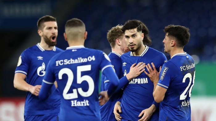 GELSENKIRCHEN, GERMANY - DECEMBER 22: Suat Serdar of FC Schalke 04 celebrates with Alessandro Schöpf and teammates after scoring their teams first goal  during the DFB Cup second round match between SSV Ulm 1846 Fussball and FC Schalke 04 at Veltins Arena on December 22, 2020 in Gelsenkirchen, Germany. Sporting stadiums around Germany remain under strict restrictions due to the Coronavirus Pandemic as Government social distancing laws prohibit fans inside venues resulting in games being played behind closed doors. (Photo by Christof Koepsel/Getty Images)