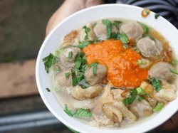 Sedih! Tak Punya Uang, Pasangan Ini Makan Bakso Sepiring Berdua