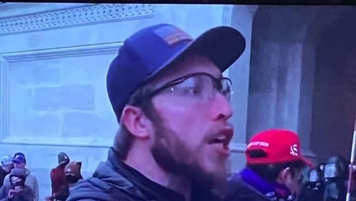 Pendukung Donald Trump yang demo di Gedung Capitol dinilai mirip Sergio Ramos. (Foto: Twitter @JSEGURACLARA)