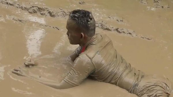 Potret Aksi Epik Pria Mandi Lumpur Kritik Jalan Rusak di Asahan Sumut