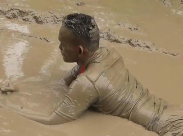 Potret Aksi Epik Pria Mandi Lumpur Kritik Jalan Rusak di Asahan Sumut Potret Aksi Epik Pria Mandi Lumpur Kritik Jalan Rusak di Asahan Sumut