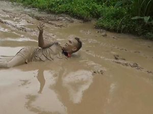 Pria Mandi Lumpur Protes Jalan Rusak, Pemkab Asahan Diminta Bergerak