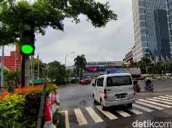 Video Lampu Hijau Dua Arah Nyala Bareng di Perempatan Pondok Indah