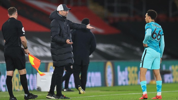 SOUTHAMPTON, ENGLAND - JANUARY 04: Jurgen Klopp, Manager of Liverpool speaks to Trent Alexander-Arnold of Liverpool during the Premier League match between Southampton and Liverpool at St Marys Stadium on January 04, 2021 in Southampton, England. The match will be played without fans, behind closed doors as a Covid-19 precaution. (Photo by Adam Davy - Pool/Getty Images)