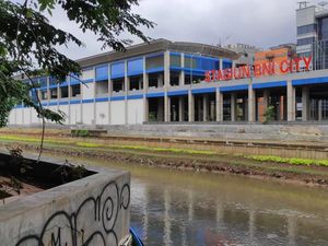 Di Seberang KBB BNI City yang Dinaturalisasi, Ada Taman-Trotoar Rusak Di Seberang KBB BNI City yang Dinaturalisasi, Ada Taman-Trotoar Rusak