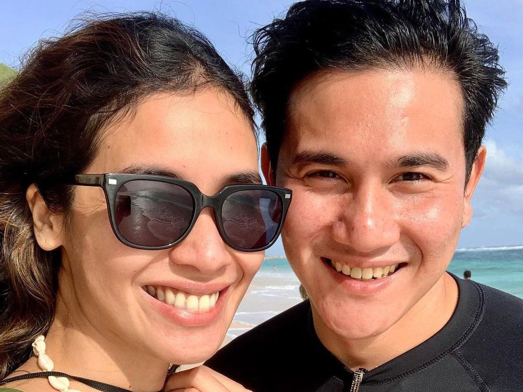 Vino G Bastian Berikan Kue BTS di Ultah Marsha Timothy Vino G Bastian Berikan Kue BTS di Ultah Marsha Timothy