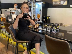 Intip Gaya Yuni Shara Ngopi di Pegadaian Semarang & Surabaya