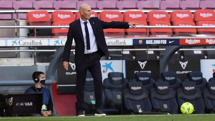 BARCELONA, SPAIN - OCTOBER 24: Zinedine Zidane, Head Coach of Real Madrid gives his team instructions during the La Liga Santander match between FC Barcelona and Real Madrid at Camp Nou on October 24, 2020 in Barcelona, Spain. Sporting stadiums around Spain remain under strict restrictions due to the Coronavirus Pandemic as Government social distancing laws prohibit fans inside venues resulting in games being played behind closed doors. (Photo by Alex Caparros/Getty Images)