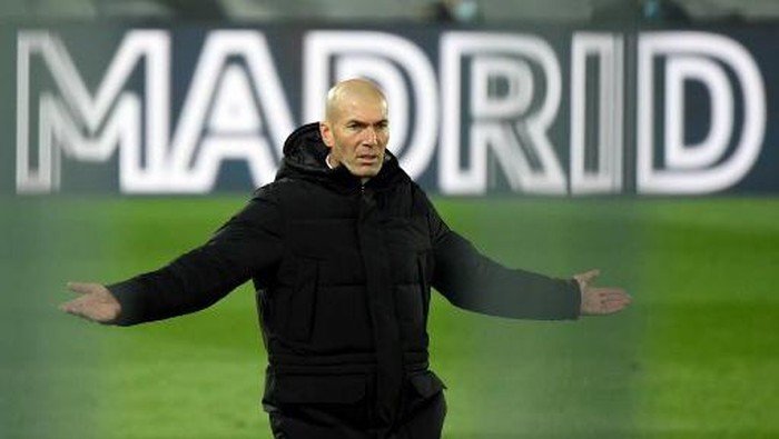 Real Madrids French coach Zinedine Zidane gestures on the sideline during the Spanish league football match between Real Madrid CF and Club Atletico de Madrid at the Alfredo di Stefano stadium in Madrid on December 12, 2020. (Photo by OSCAR DEL POZO / AFP)