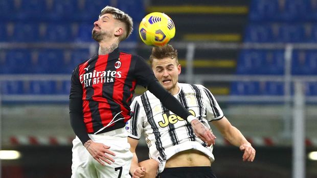 MILAN, ITALY - JANUARY 06: Samu Castillejo of A.C. Milan battles for possession with Matthijs de Ligt of Juventus F.C. during the Serie A match between AC Milan and Juventus at Stadio Giuseppe Meazza on January 06, 2021 in Milan, Italy. Sporting stadiums around Italy remain under strict restrictions due to the Coronavirus Pandemic as Government social distancing laws prohibit fans inside venues resulting in games being played behind closed doors. (Photo by Marco Luzzani/Getty Images)