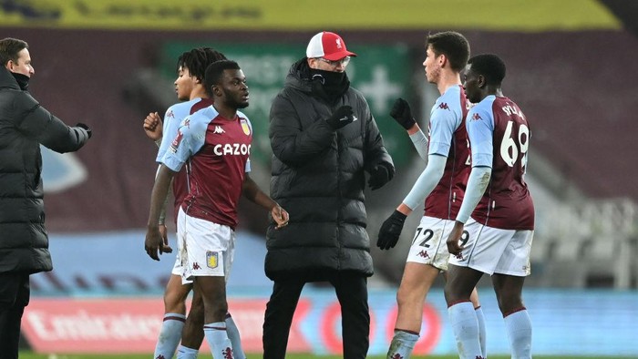 BIRMINGHAM, ENGLAND - JANUARY 08: Jurgan Klopp, Manager of Liverpool embraces Sil Swinkels of Aston Villa and team mates at full-time during the FA Cup Third Round match between Aston Villa and Liverpool at Villa Park on January 08, 2021 in Birmingham, England. The match will be played without fans, behind closed doors as a Covid-19 precaution. (Photo by Shaun Botterill/Getty Images)