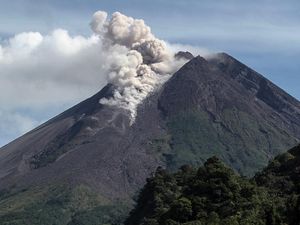 Merapi Erupsi Pagi Ini, Muntahkan Awan Panas Sejauh 1,5 Km