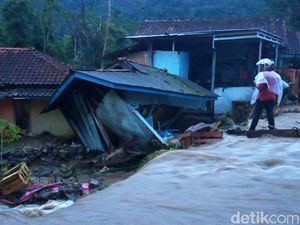 Banjir Bandang, Dua Rumah Warga Nyaris Ambruk dan Jalan Cianjur-Ciwidey Terendam