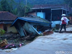 Banjir Bandang, Dua Rumah Warga Nyaris Ambruk dan Jalan Cianjur-Ciwidey Terendam